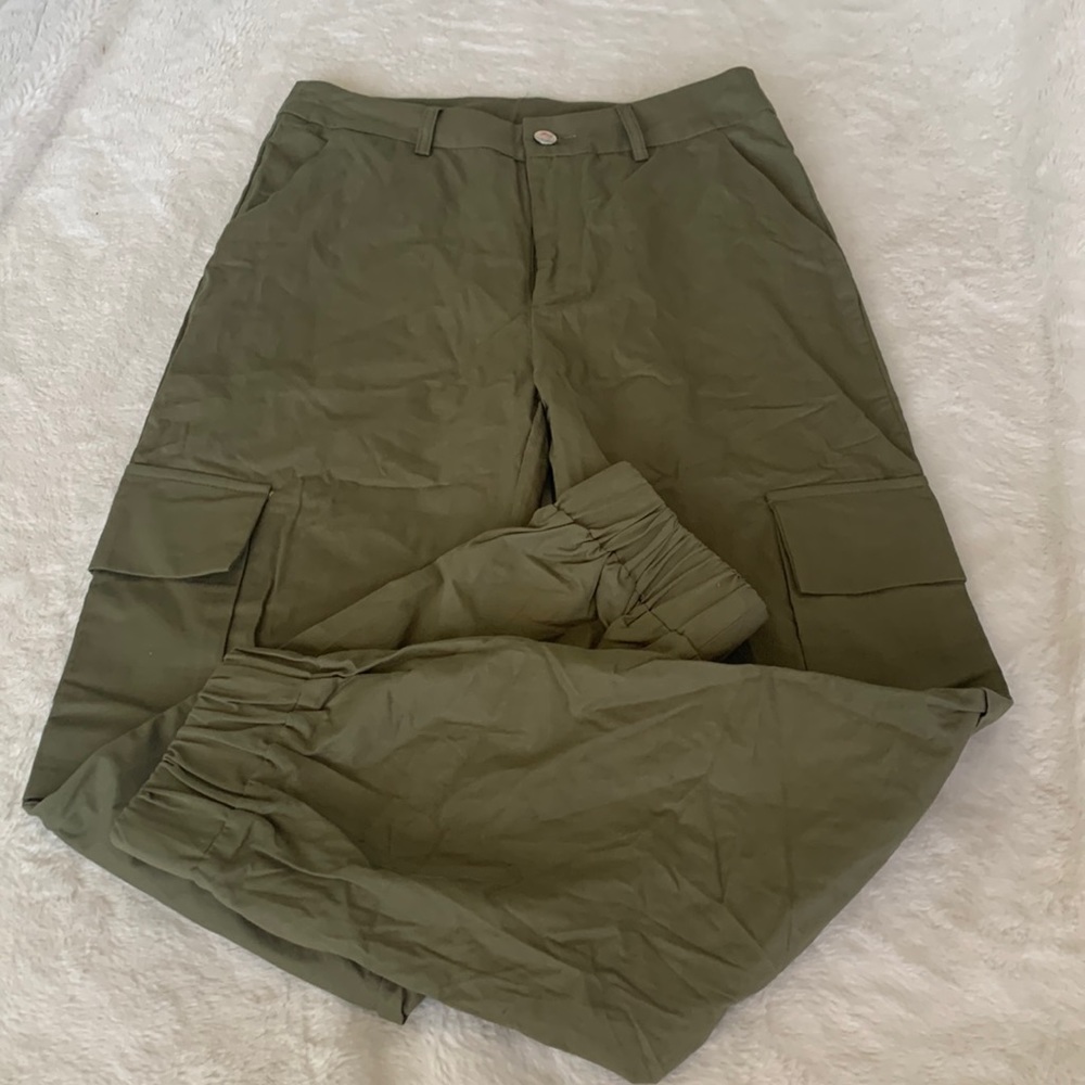 Olive green cargo pants w/ side pockets